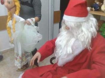 Дядо Коледа раздаде подаръци на малките пациенти в МБАЛ - Смолян
