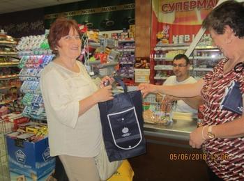 Десетки граждани се включиха в инициативата „Ден без найлонови торбички”, организирана от Община Смолян и РИОСВ