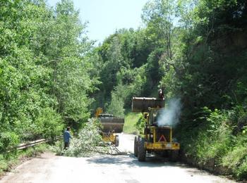 Чистят основно пътищата до смолянските села Турян и Пещера