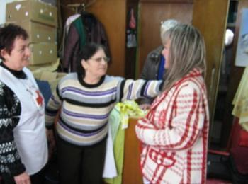 Смолянската червенокръстка организация продължава раздаването на дрехи дарение от “Мода Шпорт”