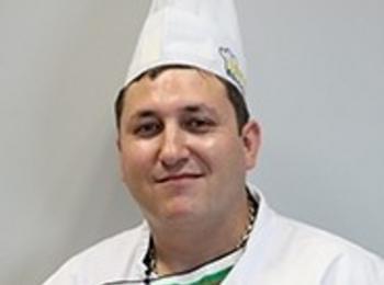 Сребърен медалист на Кулинарна купа на Бъргария 2013 и носител на многобройни други награди е шеф-готвач в Клуб „Венус“