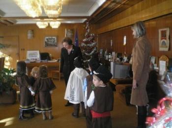 Деца поздравиха кметът на Смолян с предстоящите Коледни и Новогодишни  празници