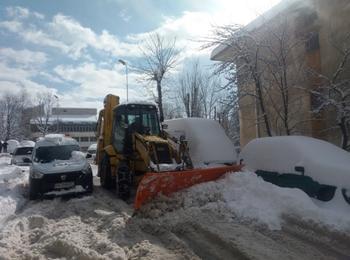  Паркираните автомобили за пореден път създават проблеми на снегопочистването