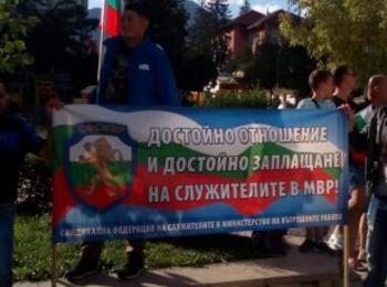 Полицаи от Смолянска област проведоха мирен протест пред Областната дирекция на МВР