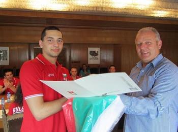 Младите волейболисти от националния отбор гостуваха на кмета на Смолян 