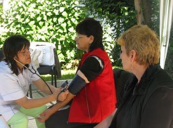 Над 60 души се възползваха от възможността да проверят кръвното си налягане в „Шатра на здравето” пред РЗИ - Смолян
