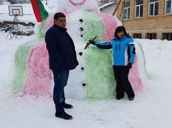  Гигантски снежен човек направиха в Забърдо