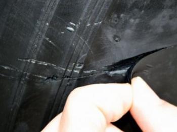 Вандали срязаха гумите и пробиха покрива на кола в Рудозем