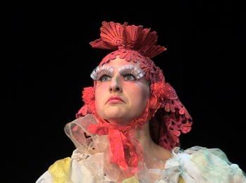 Славната “Кокошка с брошка” отново се завръща, откъдето е тръгнала – в Смолянския театър