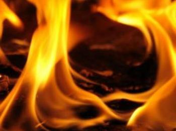 Незагасена пепел подпали контейнер в Смолян