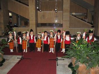 Деца от ОДЗ „Родопчанче“ повдигнаха Коледния дух в Областна администрация Смолян   