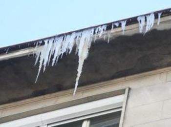 Огнеборци отстраняваха ледени висулки от покривите на сгради в Смолян