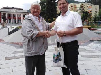 Кметът на Мадан посрещна почетния гражданин Шефкет Чападжиев