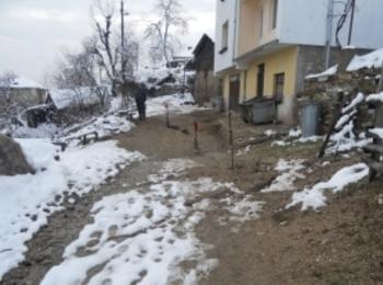 	 Семейство от неделинско село се прибра в къщата си, въпреки че тя може да рухне 
