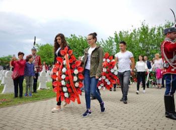 Ученици от Доспат поднесоха венец в памет на загиналите войни в Македония
