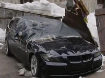 Сняг падна от покрив и премаза няколко автомобила в Пампорово
