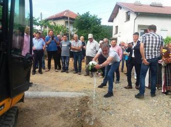 Започна подмяната на вътрешната водопроводна мрежа на 4 улици в Старцево