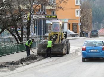 От Титан обещаха до края на седмицата улиците в Смолян да бъдат почистени и измити