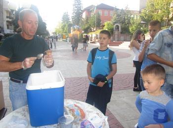 Минчо Хаджиев раздава отново безплатен домашен сладолед в Смолян