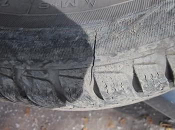 Срязаха гумите на "Опел" в Чепеларе