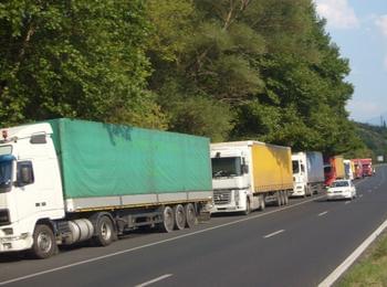 От 14.00 до 20.00 часа ограничават движението на тежкотоварни автомобили по пътя Пловдив-Смолян