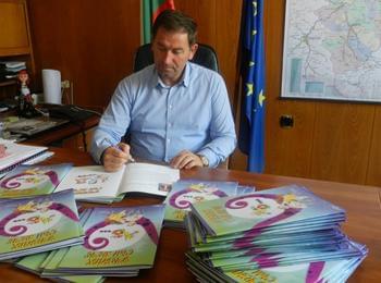 Кметът на Мадан подарява на 69 първокласници в общината книжка "Ученик съм вече" 