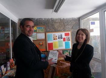 Кметът на Смолян се включи в инициативата „Подарих книга на училището”, която организира ОУ „Иван Вазов”