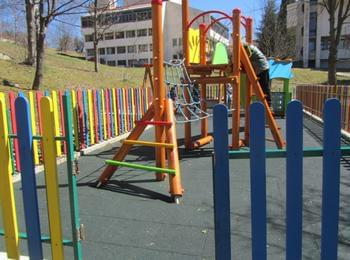   Вандали посегнаха и на нова детска площадка в Смолян