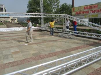 Започна пробното инсталиране на мащабната сцена, с която Община Смолян се сдоби по проект „РОДОПИ ФЕСТ”