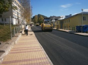 Асфалтират централни улици в Мадан