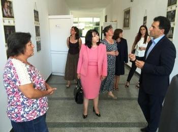Министър Петкова връчи символично на кмета на Община Златоград чек на стойност 756 256 лева