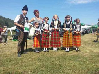 Детската фолклорна група от с. Стойките с приз „Златен плакет” от Копривщица