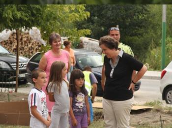 Дора Янкова инспектира строителството на нова детска площадка в района на улица "Димитър Благоев"