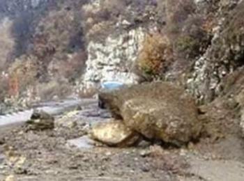 Затруднено движение по пътя Асеновград - Смолян заради пропаднал път