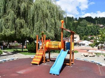 Нова детска площадка в Чепеларе