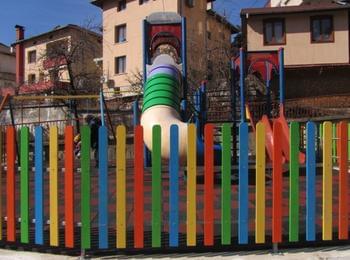  Община Смолян ремонтира и възстановява детски площадки, пейки и спортни игрища