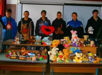 Ученици събраха благотворително играчки  за подаръци на  болни деца за празниците 