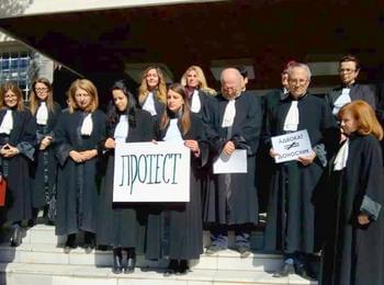 Адвокати от Смолян излязоха на мълчалив протест срещу предвижданата реформа на съдебната карта