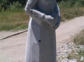 Внук извая статуя на баба си, дари я на родопско село