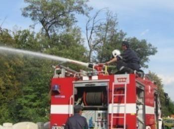 Огнеборци спасиха къща в Смолян, комин горя в Стойките