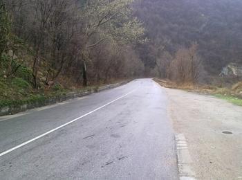 Рехабилитират три пътни участъка в област Смолян