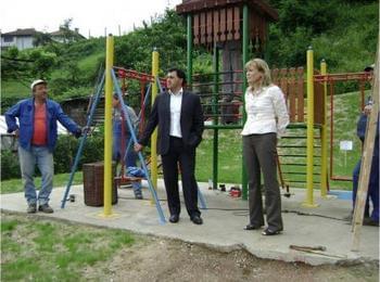 Директорът на Басейнова дирекция инспектира новоизграждащите се детски площадки в Златоград