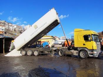 Доставиха нови 150 тона сол на снегопочистващата фирма в Смолян