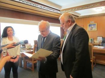 Посланик Микола Балтажи връчи благодарствено писмо на кмета Николай Мелемов за посрещането на 27 деца