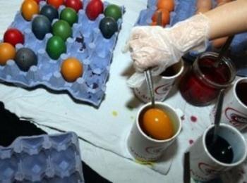 Боядисват яйца за Великден на центъра в Неделино