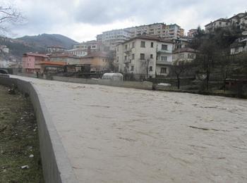     Нивото на реките в област Смолян се повиши, дере преля на пътя Жребево -Кестен