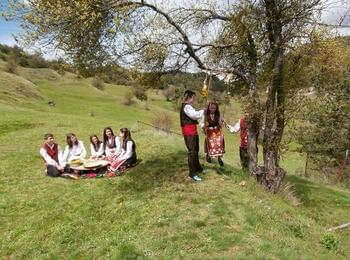    Ученици пресъздаваха традиции и обичаи на 6-ти май в Барутин