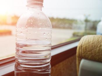 Опасно е да се пие вода от пластмасови бутилки, престояли в кола в жегите