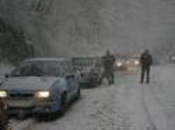 Обстановката в област Смолян е усложнена заради обилен снеговалеж