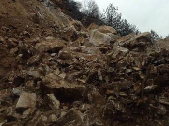 Огромна скална маса затрупа пътя Асеновград -  Смолян